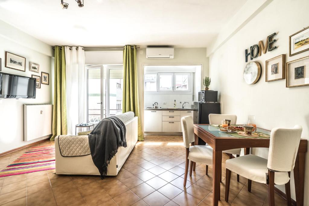 kuchnia i jadalnia ze stołem i krzesłami w obiekcie ARCA Conte Rosso Apartments w Mestre