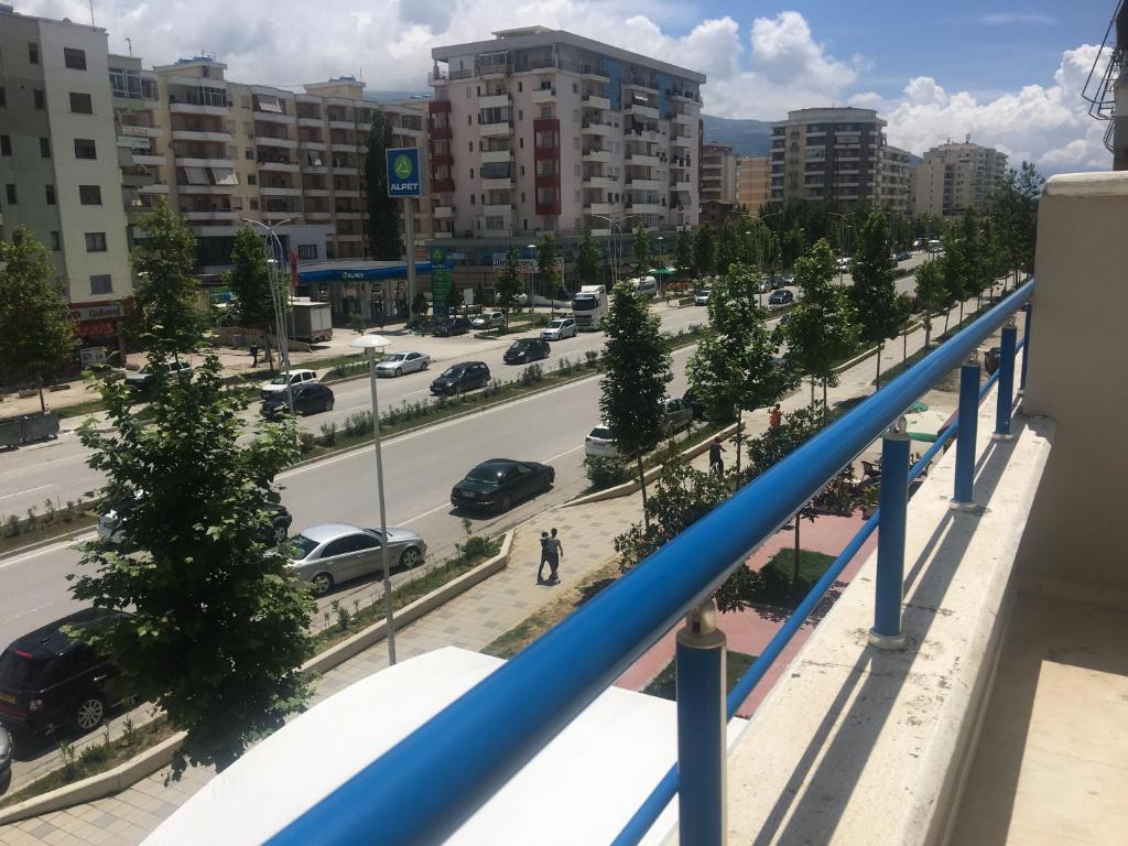 - Balcón con vistas a la ciudad en Summer Home, en Vlorë