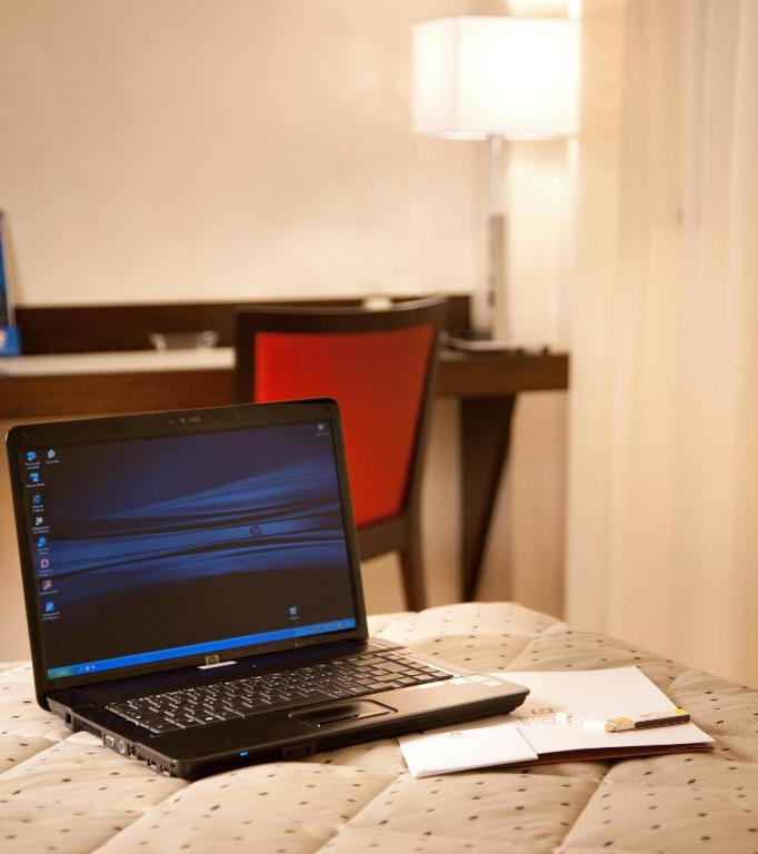 TV a/nebo společenská místnost v ubytování Breaking Business Hotel