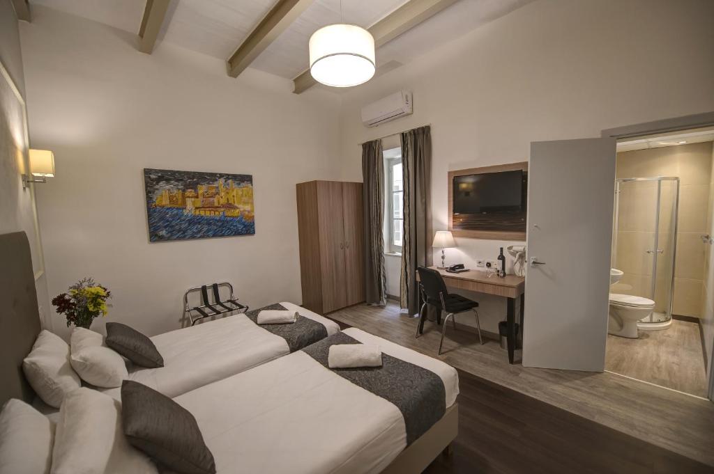 TV a/nebo společenská místnost v ubytování Europa Hotel