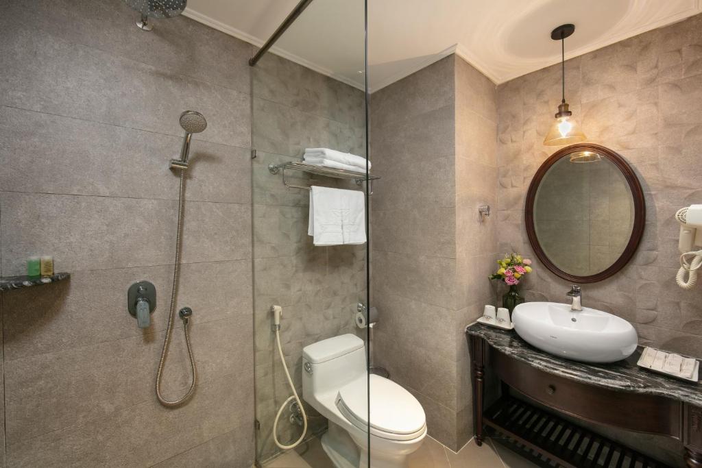 Koupelna v ubytování Canary Hotel