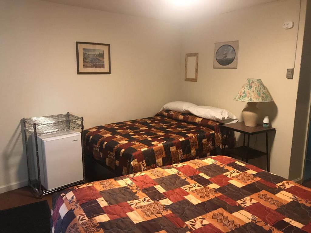 Postel nebo postele na pokoji v ubytování Evergreen Motel