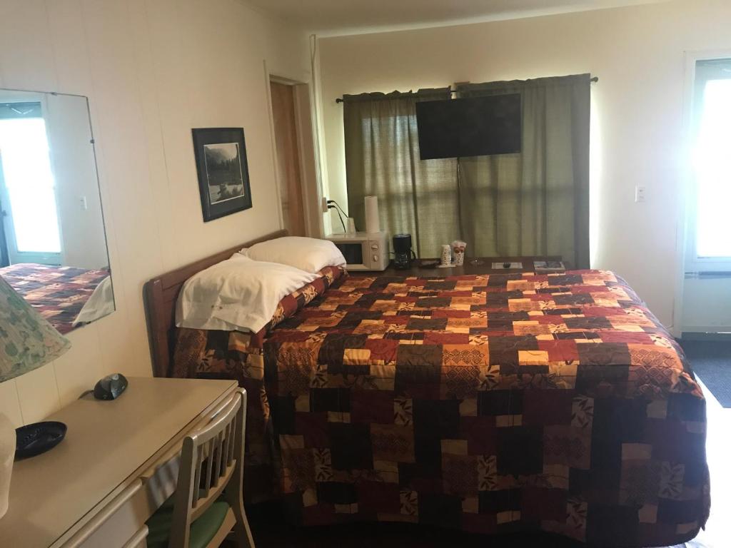 Postel nebo postele na pokoji v ubytování Evergreen Motel