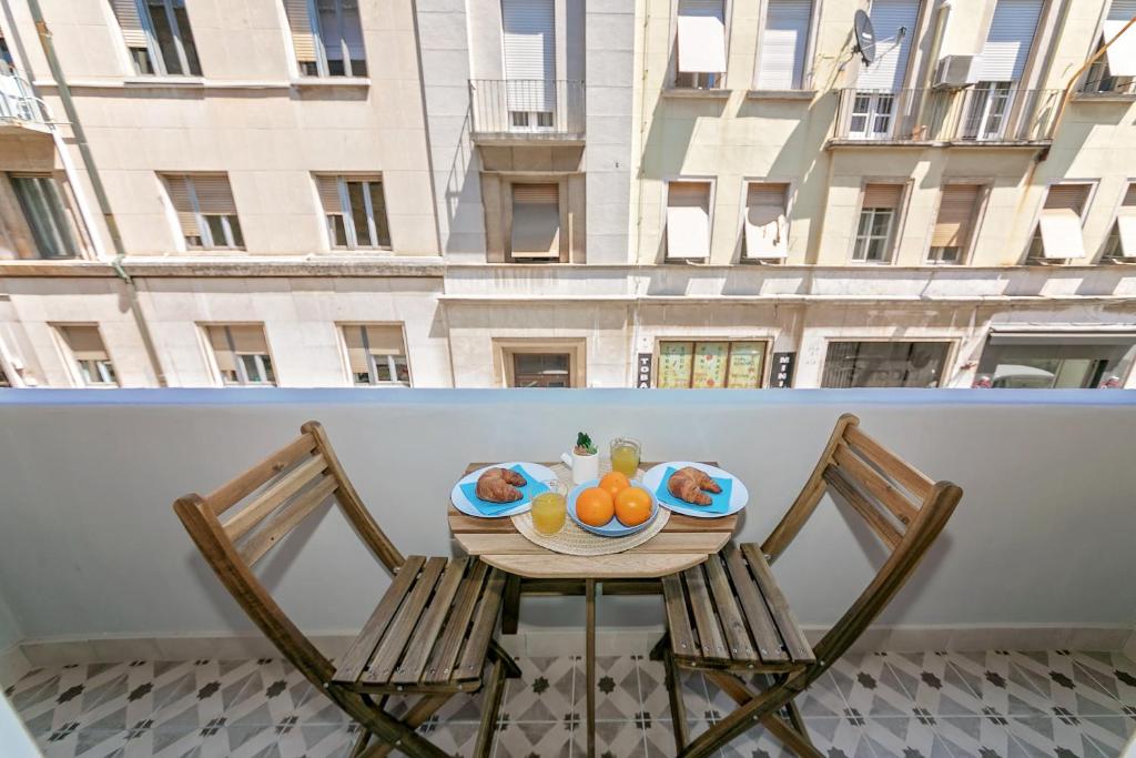 a table and two chairs with fruit on a balcony at Preziosa in Pula