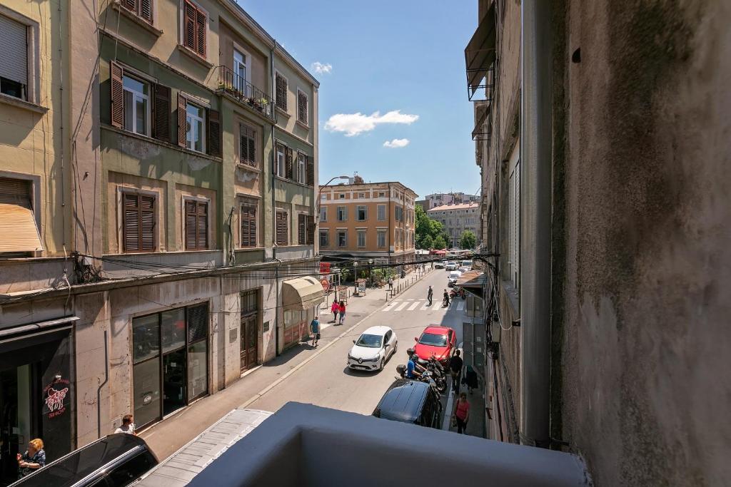 a view of a city street with cars and buildings at Preziosa in Pula