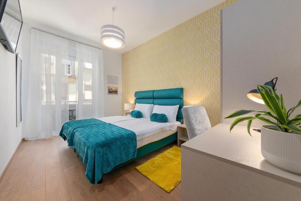 ein Schlafzimmer mit einem Bett und einer Topfpflanze in der Unterkunft Preziosa in Pula