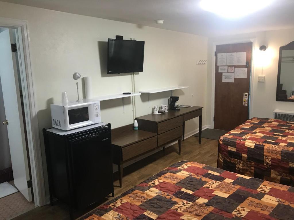 Postel nebo postele na pokoji v ubytování Evergreen Motel