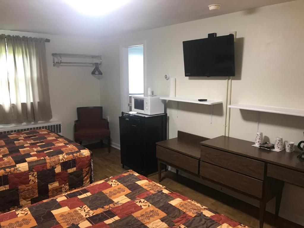 Postel nebo postele na pokoji v ubytování Evergreen Motel