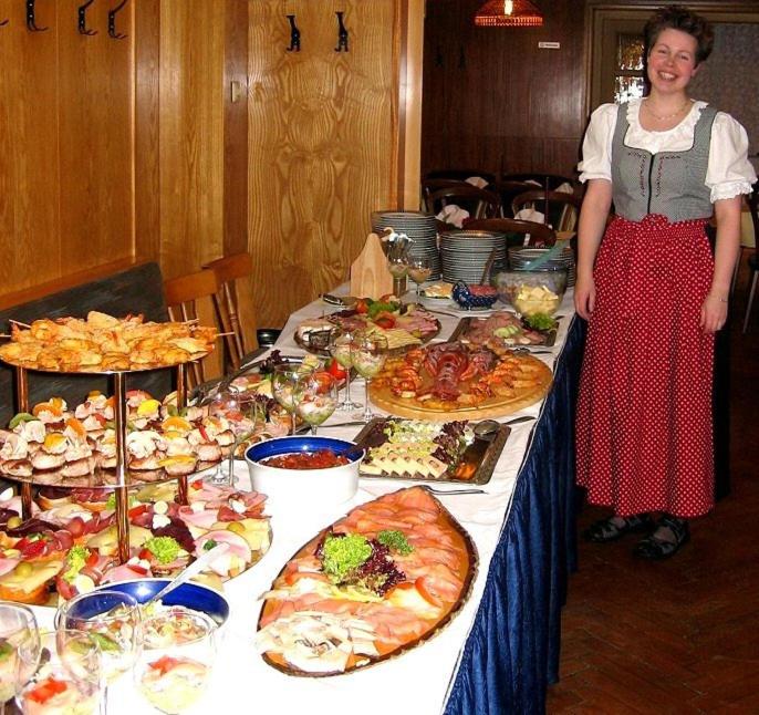 Makanan di atau berdekatan hotel