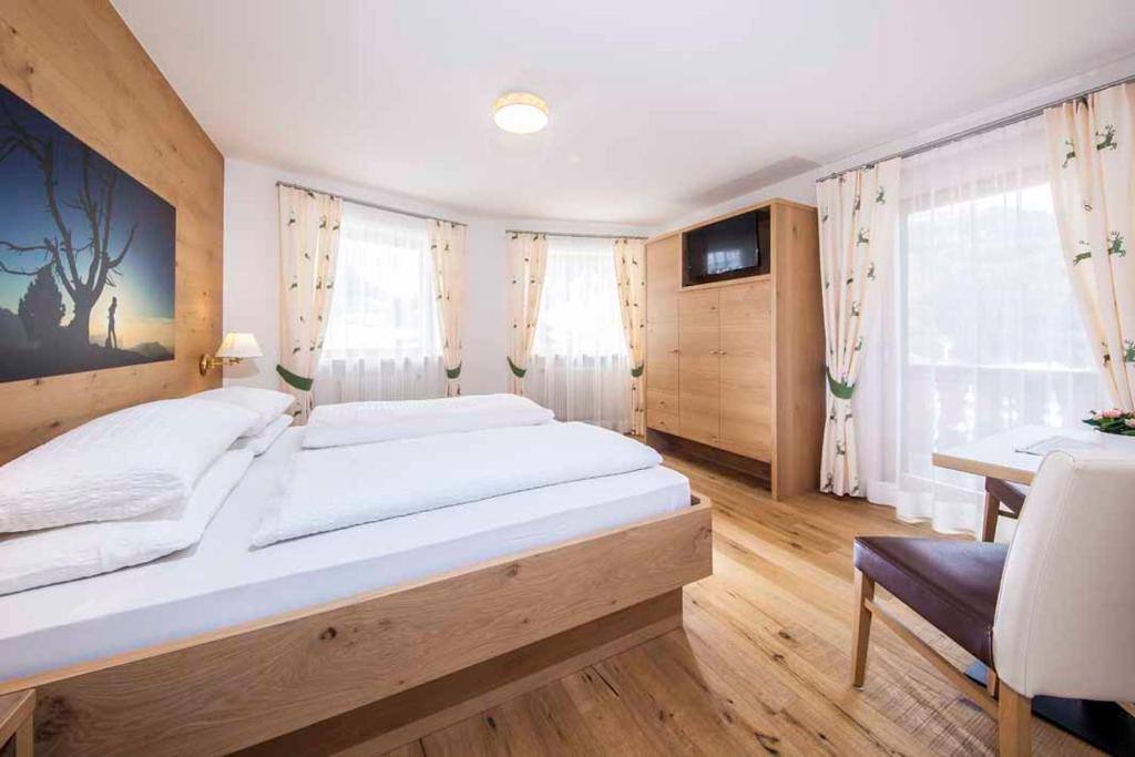 Postel nebo postele na pokoji v ubytování Hotel Garni Morene