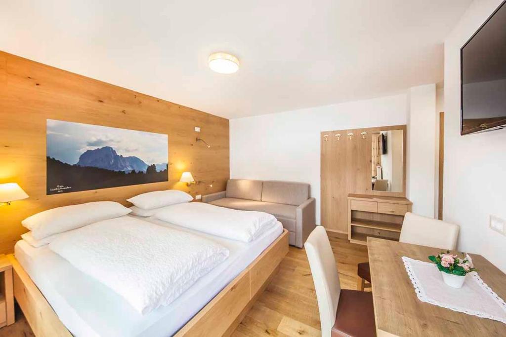 Postel nebo postele na pokoji v ubytování Hotel Garni Morene