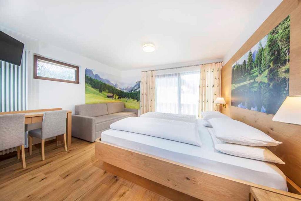 Postel nebo postele na pokoji v ubytování Hotel Garni Morene