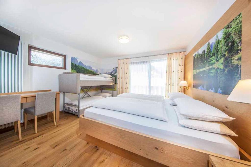 Postel nebo postele na pokoji v ubytování Hotel Garni Morene
