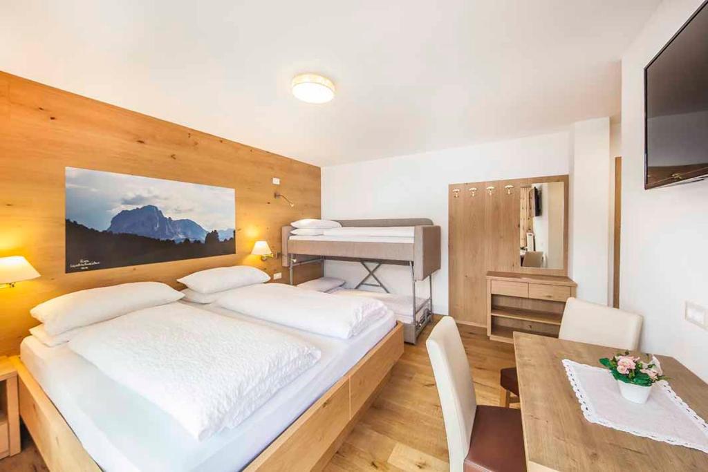 Postel nebo postele na pokoji v ubytování Hotel Garni Morene