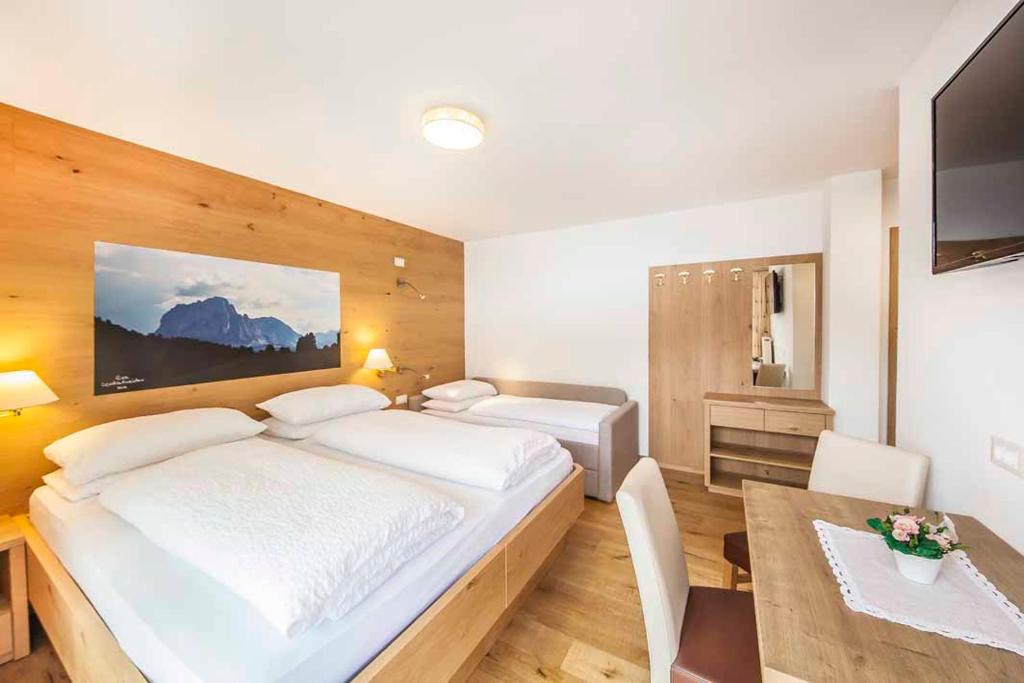 Postel nebo postele na pokoji v ubytování Hotel Garni Morene