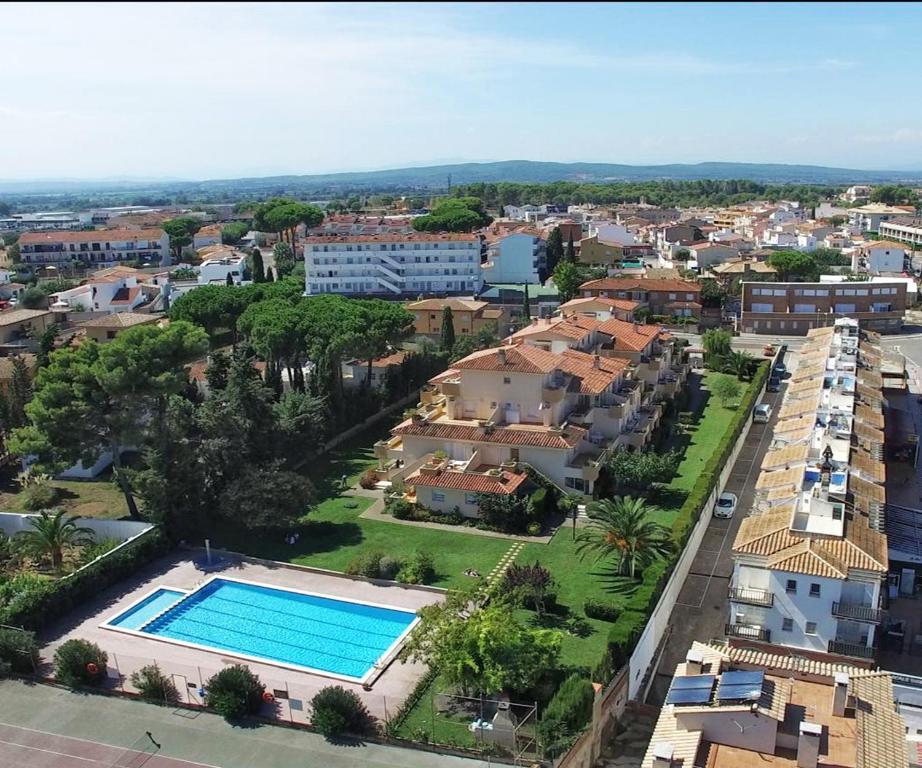 Bazén v ubytovaní Apartamentos Stil Mar Anna - L'Escala Stil Mar alebo v jeho blízkosti