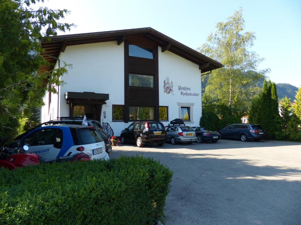 un edificio con coches estacionados frente a él en Pension Hohenrainer en Reutte