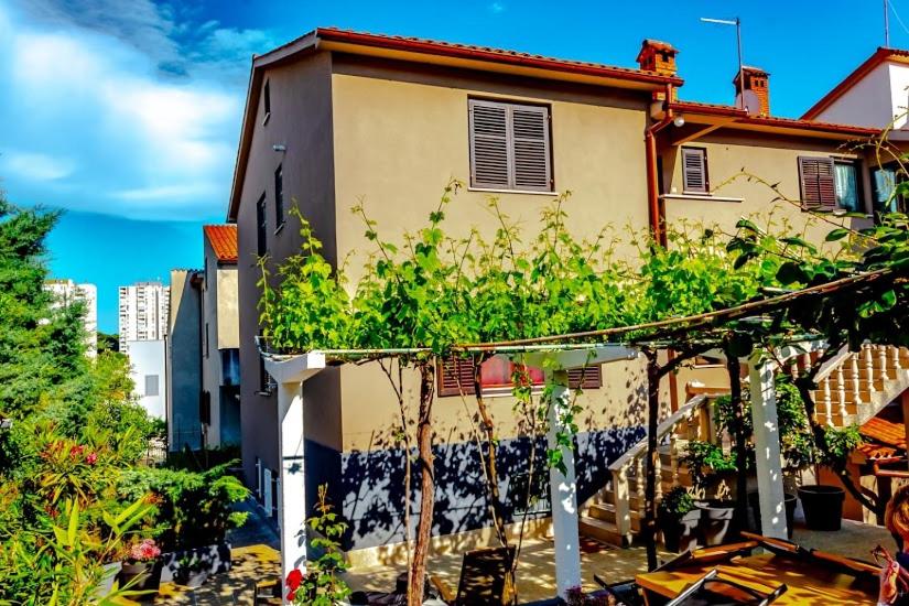 a building with vines on the side of it at Apartment Katia in Pula