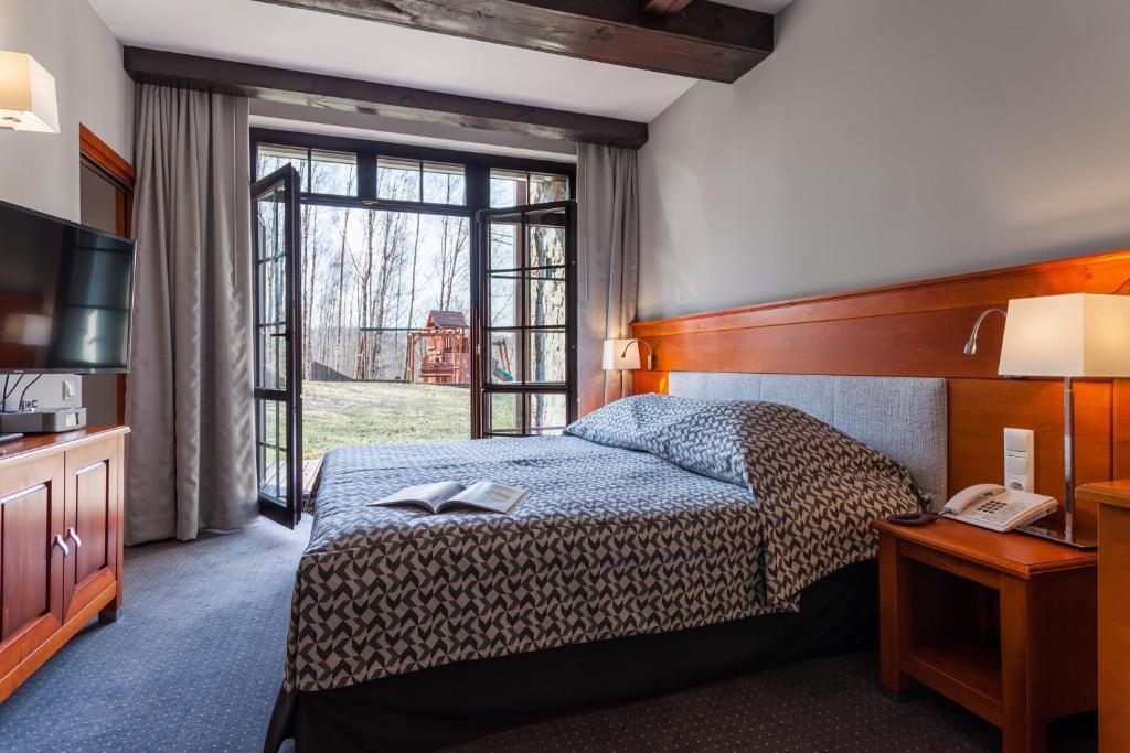 Ένα ή περισσότερα κρεβάτια σε δωμάτιο στο Hotel SPA Dr Irena Eris Wzgórza Dylewskie