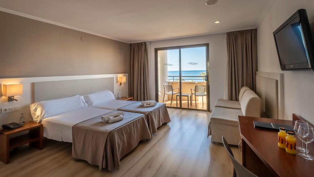 Postel nebo postele na pokoji v ubytování Rosamar & Spa 4*s