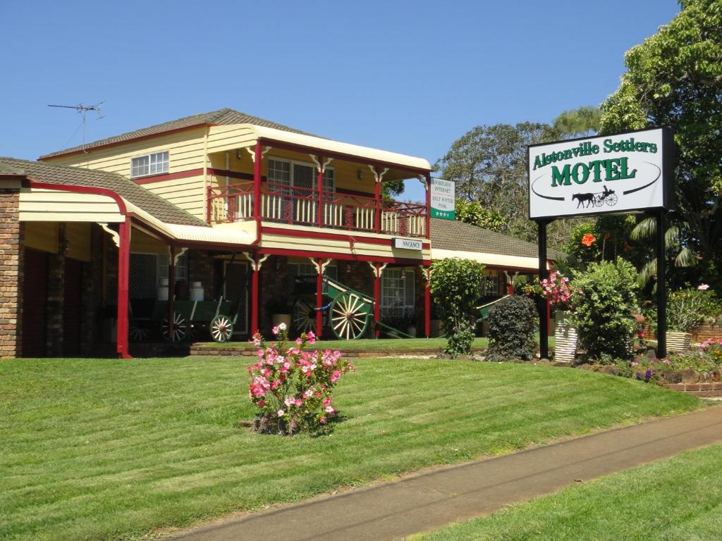 a motel sign in front of a house at Alstonville Settlers Motel in Alstonville