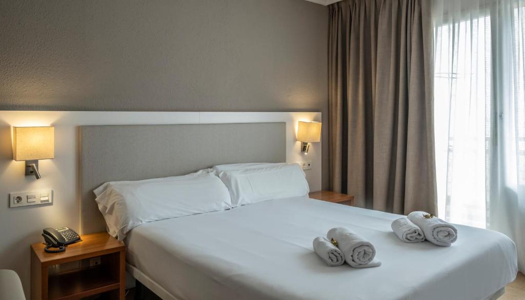 Postel nebo postele na pokoji v ubytování Rosamar & Spa 4*s