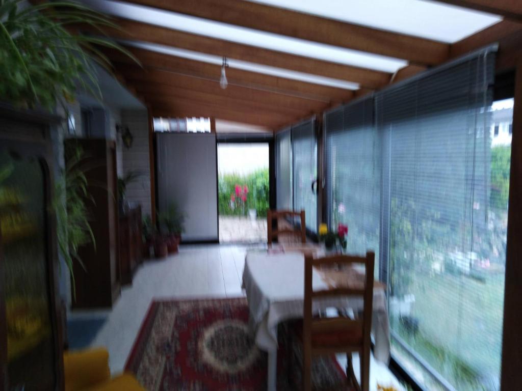 un comedor con mesa y sillas en una habitación en chez Myla chambre avec tv écran plat et salle de bain privative, en Bourges