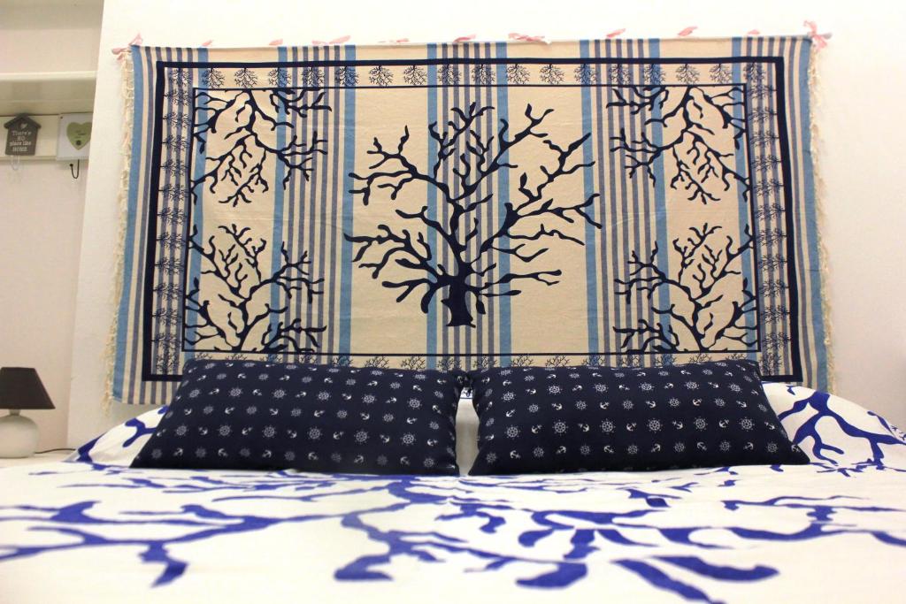 una camera con un letto blu e bianco e una finestra di La Terrazza dei Sogni a Ustica