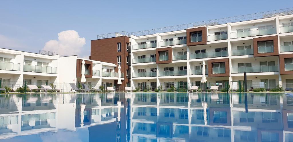 una piscina de agua frente a un edificio en Piamarta Apartments, en Toscolano Maderno