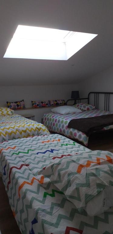 Postel nebo postele na pokoji v ubytování Gite de kernaet avec piscine