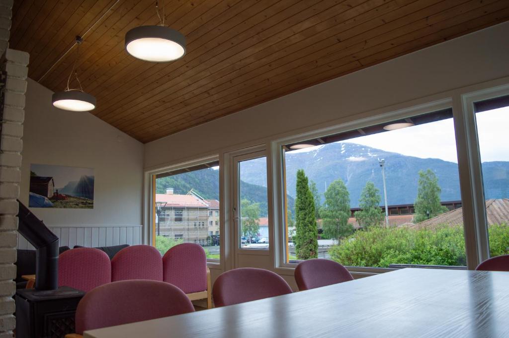 Nespecifikovaný výhled na hory nebo výhled na hory při pohledu z hostelu