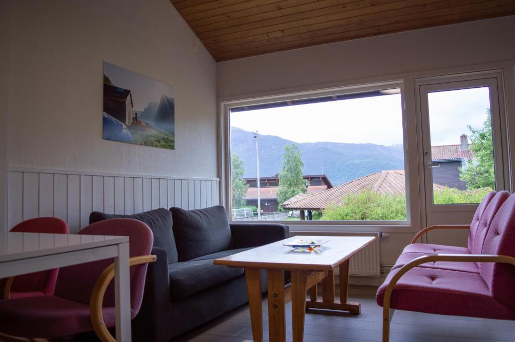 Nespecifikovaný výhled na hory nebo výhled na hory při pohledu z hostelu