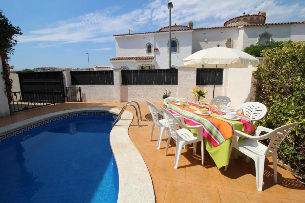 Bazén v ubytovaní Apart-rent Casa con piscina Sant Maurici 0191 alebo v jeho blízkosti
