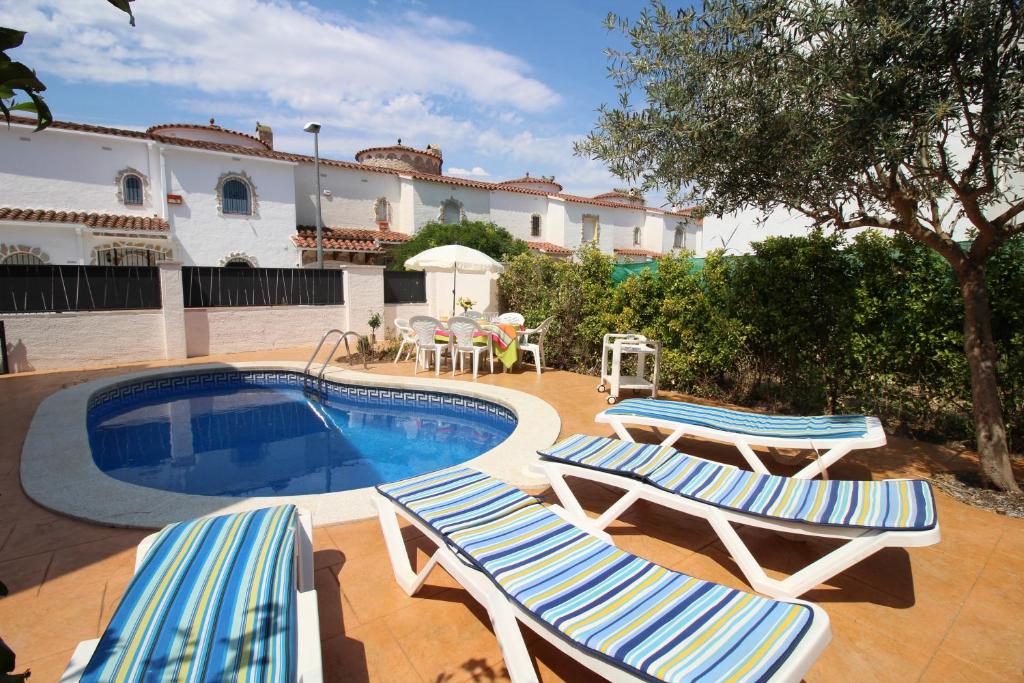 Bazén v ubytovaní Apart-rent Casa con piscina Sant Maurici 0191 alebo v jeho blízkosti