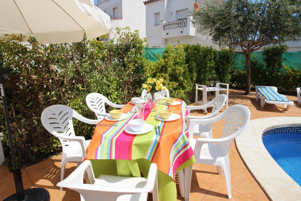 Bazén v ubytovaní Apart-rent Casa con piscina Sant Maurici 0191 alebo v jeho blízkosti