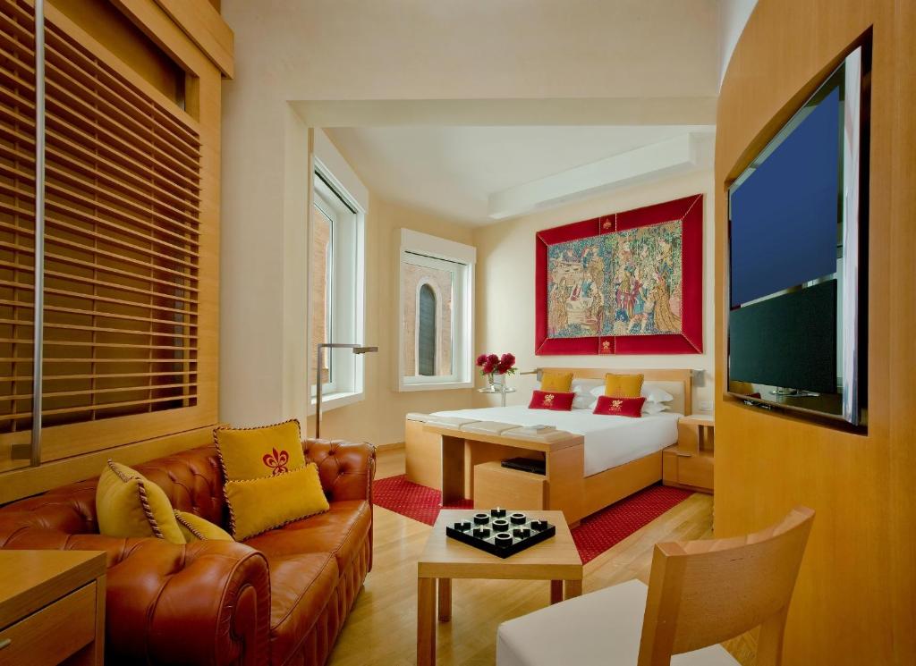 TV a/nebo společenská místnost v ubytování Bio Hotel Raphael - Relais & Châteaux