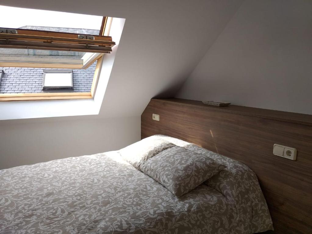 A bed or beds in a room at ÁTICO EN RIBEIRA(centro)