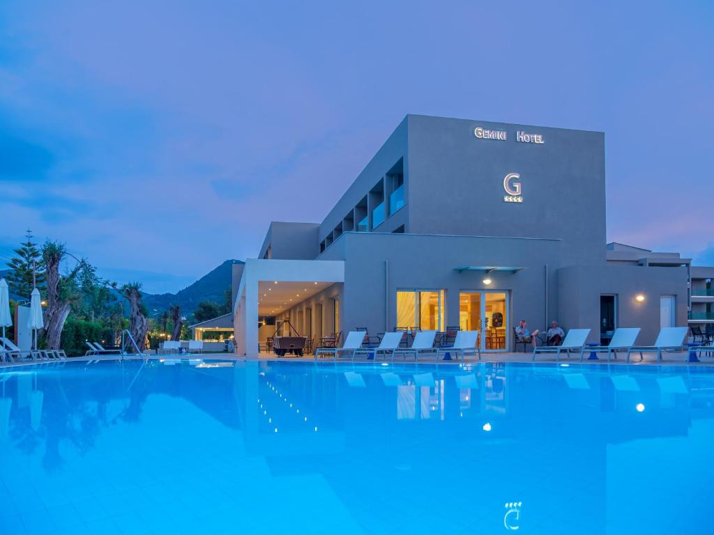 Bazén v ubytování CNic Gemini Hotel nebo v jeho okolí