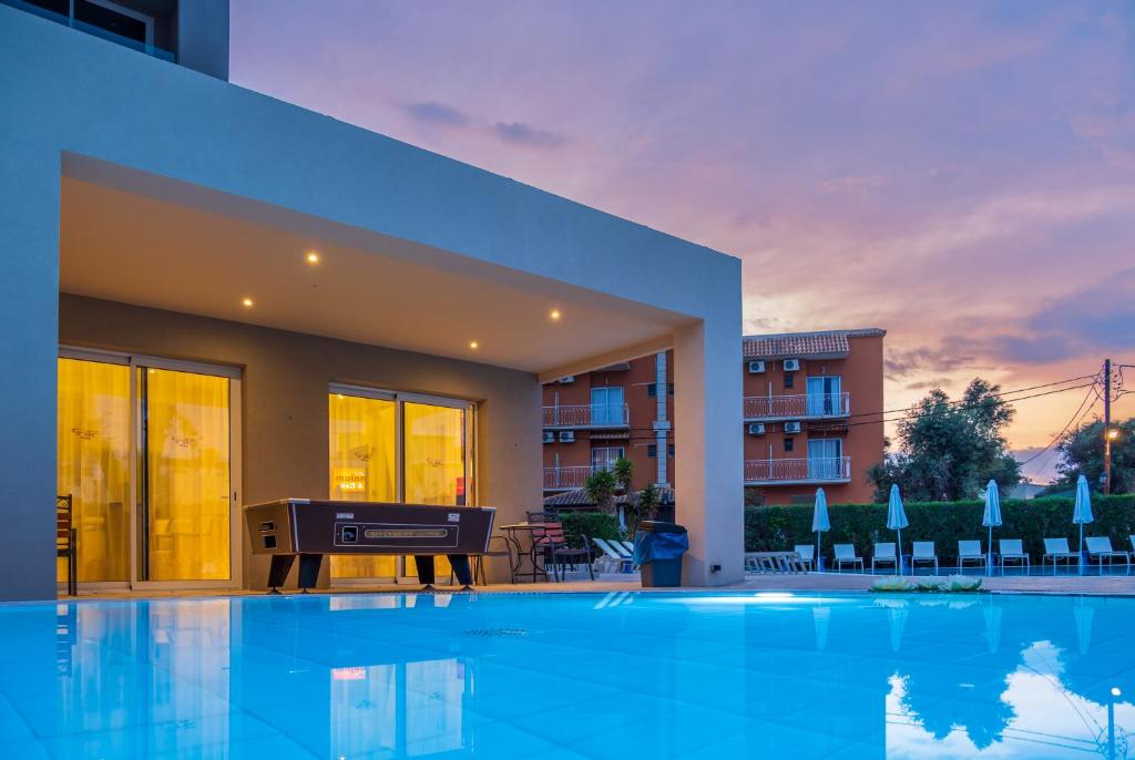 Bazén v ubytování CNic Gemini Hotel nebo v jeho okolí