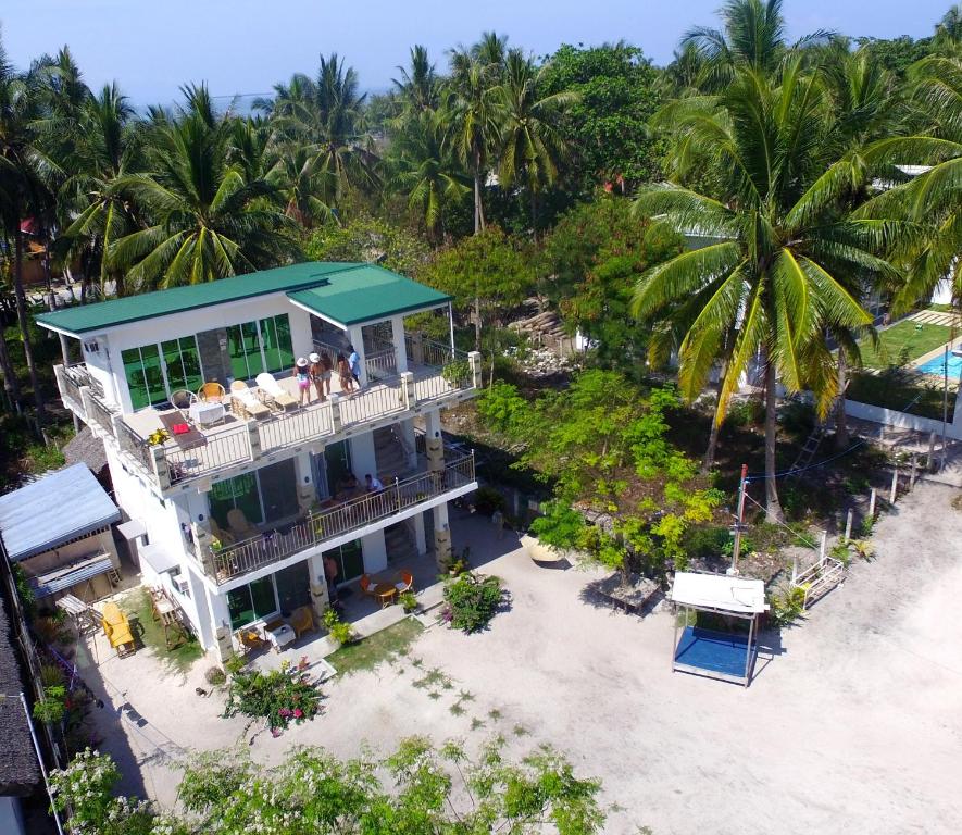 uma vista aérea de uma casa na praia em Homaja Roomrental em Panglao