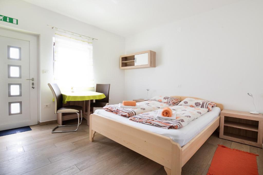 Postel nebo postele na pokoji v ubytování House DorMica