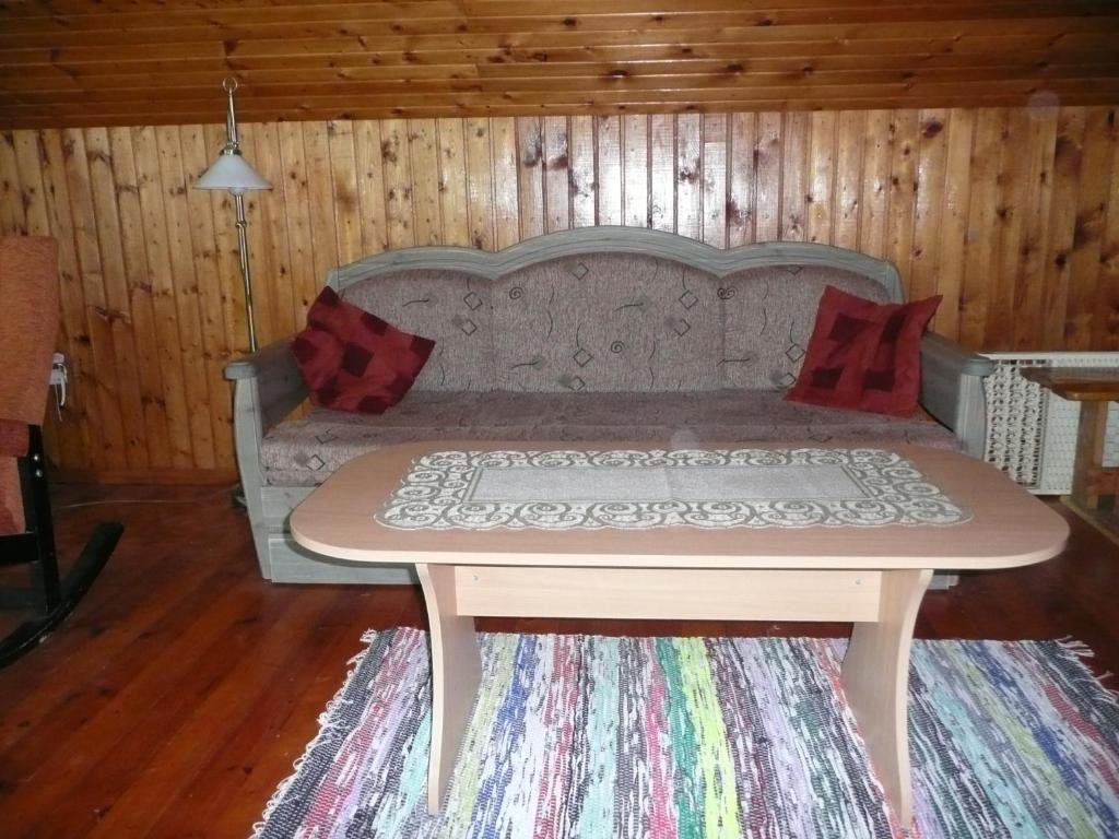 un sofá con mesa de centro en una habitación en Kuke Holiday Home, en Muratsi