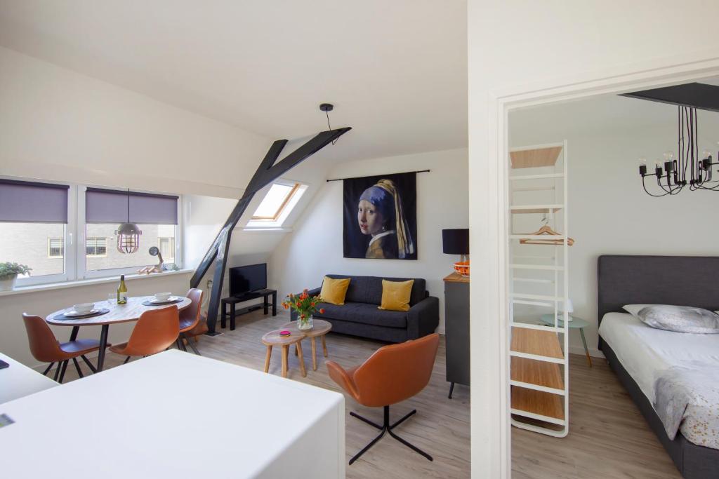 um quarto e sala de estar com uma cama e um sofá em Seapoint - Sea view em Zandvoort