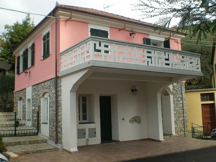 een roze huis met een balkon erop bij Agriturismo Ardissone Thomas in Diano San Pietro
