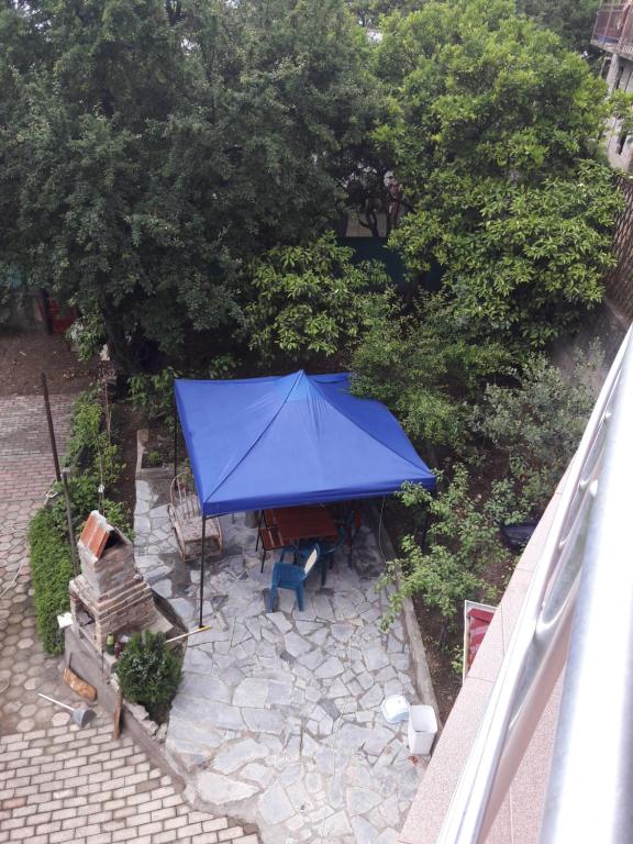 una vista aérea de un paraguas azul y una mesa en Sarpi In en Gonio