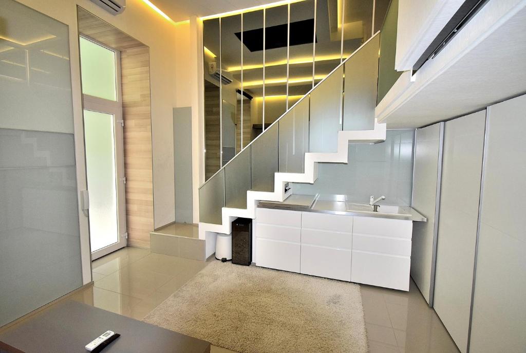 baño con lavabo y escalera en Small Home Budapest Szív 3, en Budapest