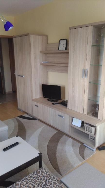 Televízia a/alebo spoločenská miestnosť v ubytovaní Amanda apartman Siófok