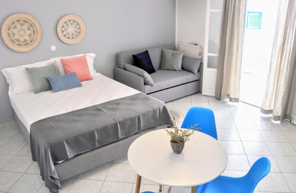 Un dormitorio con una cama, una mesa y un sofá. en Casa Valeri Ι, en Naxos Chora