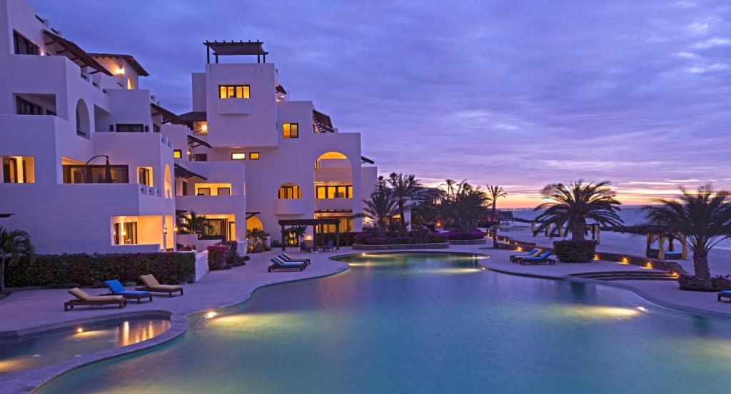 um hotel com piscina em frente a um edifício em Playa de La Paz em La Paz