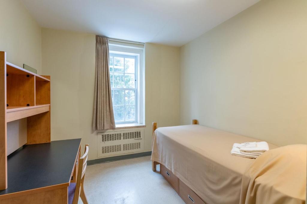 Postel nebo postele na pokoji v ubytování Dalhousie University